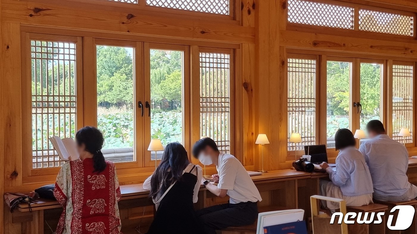 본문 이미지 - 18일 오후 전북 전주시 덕진구 덕진공원 내 연화정도서관에서 시민들이 주말을 즐기고 있다. 창밖 호수에는 연잎이 가득 떠있는 모습.2022.9.18/뉴스1 이지선기자