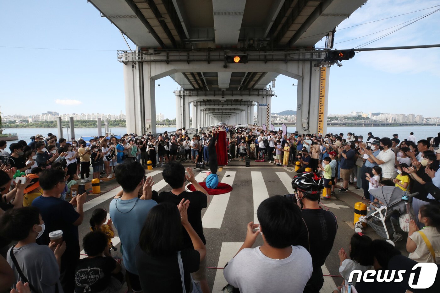 본문 이미지 - 지난해 9월18일 서울 서초구 잠수교 위에서 열린 '차 없는 잠수교 뚜벅뚜벅 축제'를 찾은 시민들이 휴일을 즐기고 있다. 2022.9.18/뉴스1 ⓒ News1 조태형 기자