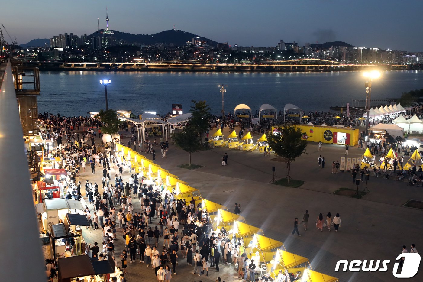 본문 이미지 - 서울 서초구 반포한강공원에서 열린 '한강달빛야시장'이 인파로 붐비고 있다. /뉴스1 ⓒ News1 황기선 기자