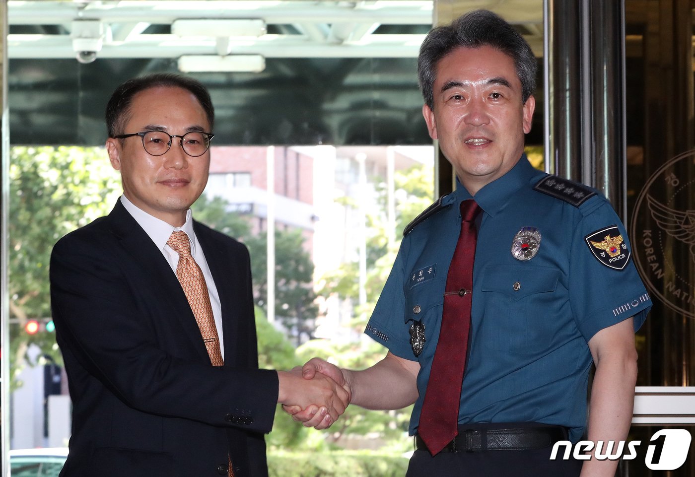 본문 이미지 - 이원석 검찰총장이 19일 서울 서대문구 경찰청을 방문해 로비에서 마중 나온 윤희근 경찰청장과 인사를 나누고 있다. 2022.9.19/뉴스1 ⓒ News1 박세연 기자