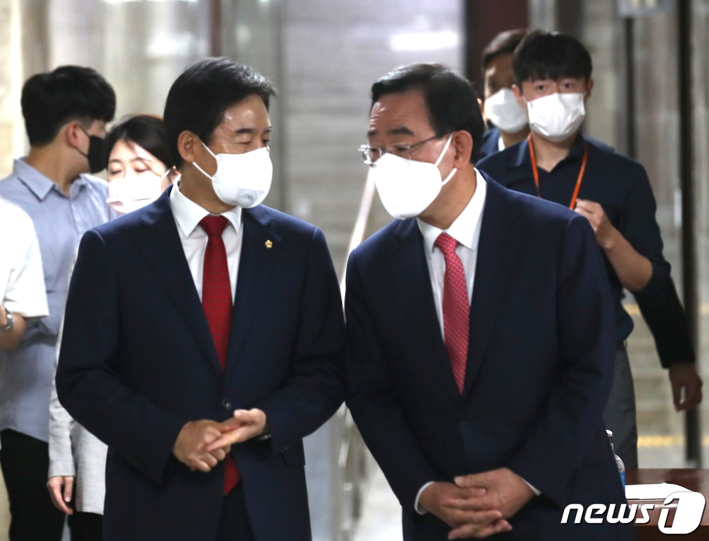 본문 이미지 - 19일 국회 본청에서 열린 국민의힘 원내대표 선출 의원총회에 주호영(오른쪽), 이용호 후보가 이야기를 나누고 있다 (공동취재) 2022.9.19/뉴스1 ⓒ News1 허경 기자