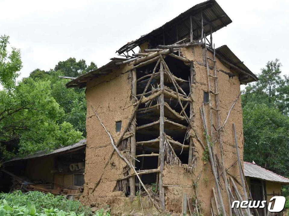본문 이미지 -  문화재청 공모사업에 선정된 재래식 잎담배건조시설.
