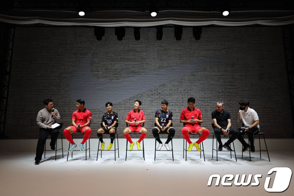 본문 이미지 - 19일 오전 서울 강남구 써클81에서 열린 2022 대한민국 축구 국가대표팀 유니폼 공개 행사에서 박문성 해설위원과 파울루 벤투 축구대표팀 감독, 선수들이 이번 유니폼에 대해 이야기를 나누고 있다. (나이키코리아 제공) 2022.9.19/뉴스1