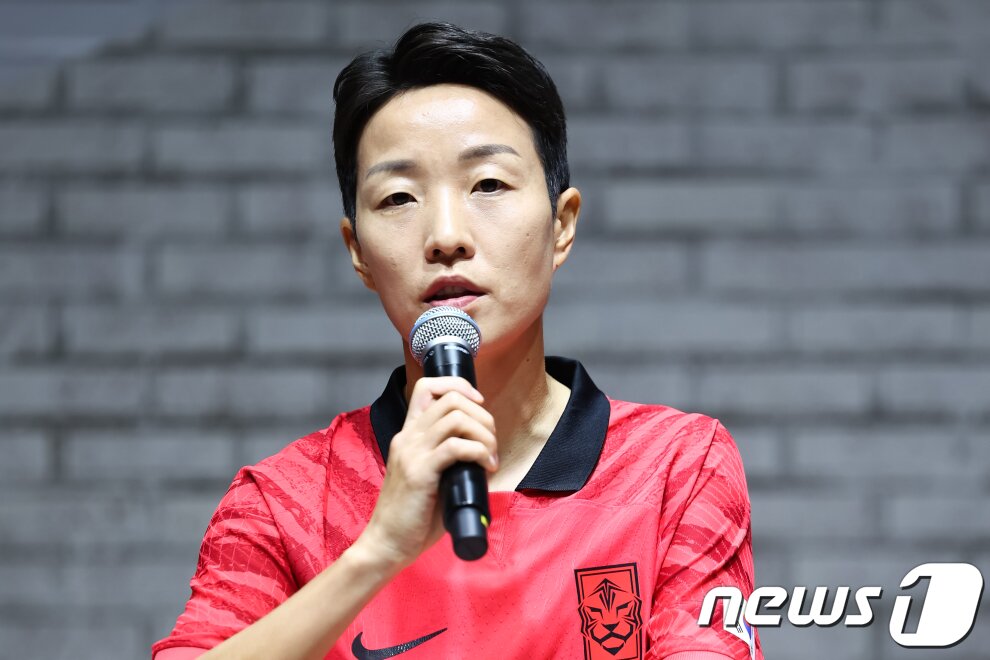 본문 이미지 - 여자 축구대표팀의 김혜리가 19일 오전 서울 강남구 써클81에서 열린 2022 대한민국 축구 국가대표팀 유니폼 공개 행사에서 발언하고 있다. &#40;나이키코리아 제공&#41; 2022.9.19/뉴스1
