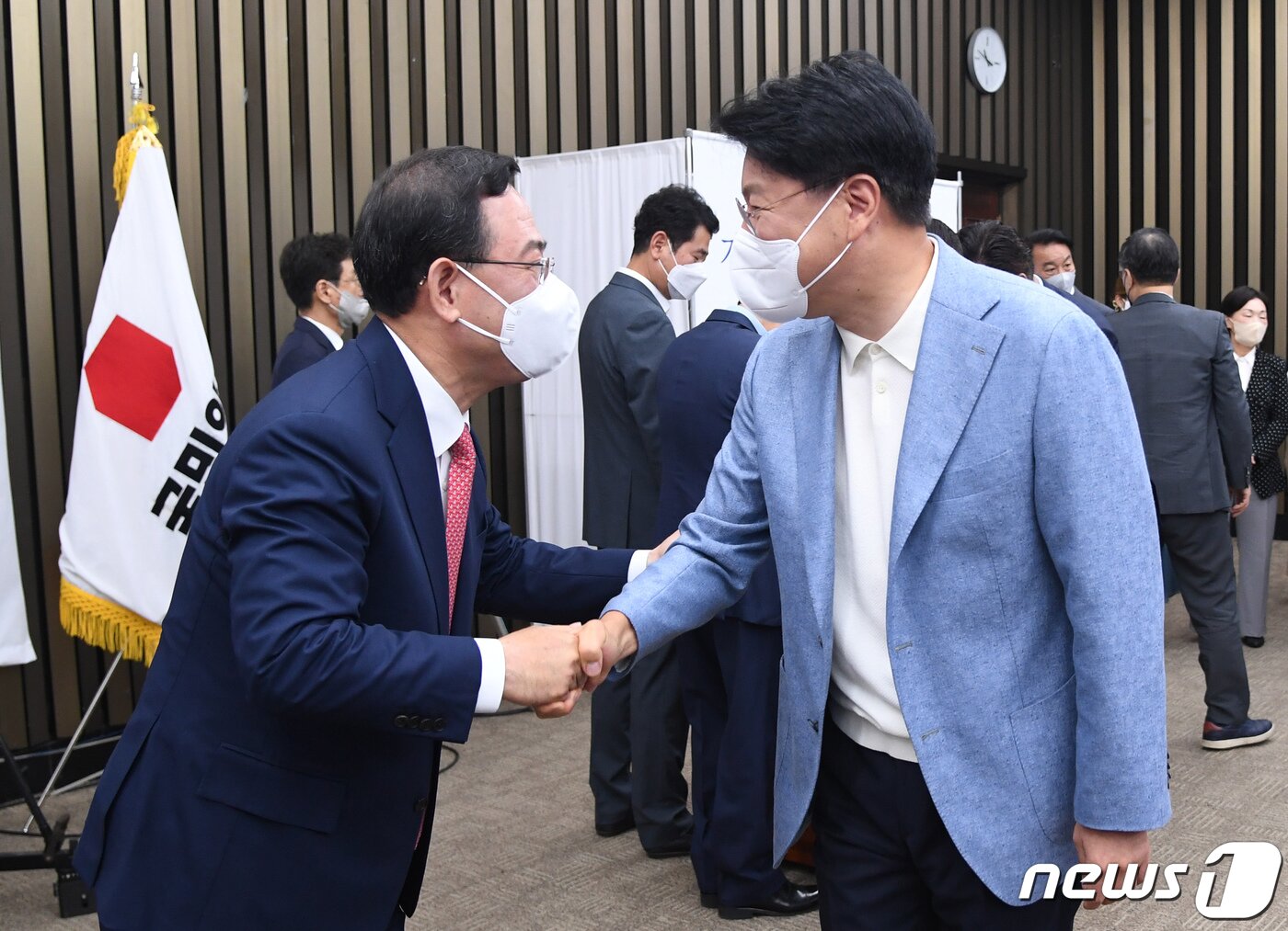 본문 이미지 - 장제원 국민의힘 의원이 19일 오전 서울 여의도 국회에서 열린 국민의힘 신임 원내대표 선출을 위한 의원총회에 참석해 투표를 마친 뒤 주호영 의원과 악수하고 있다. (공동취재) 2022.9.19/뉴스1 ⓒ News1 유승관 기자