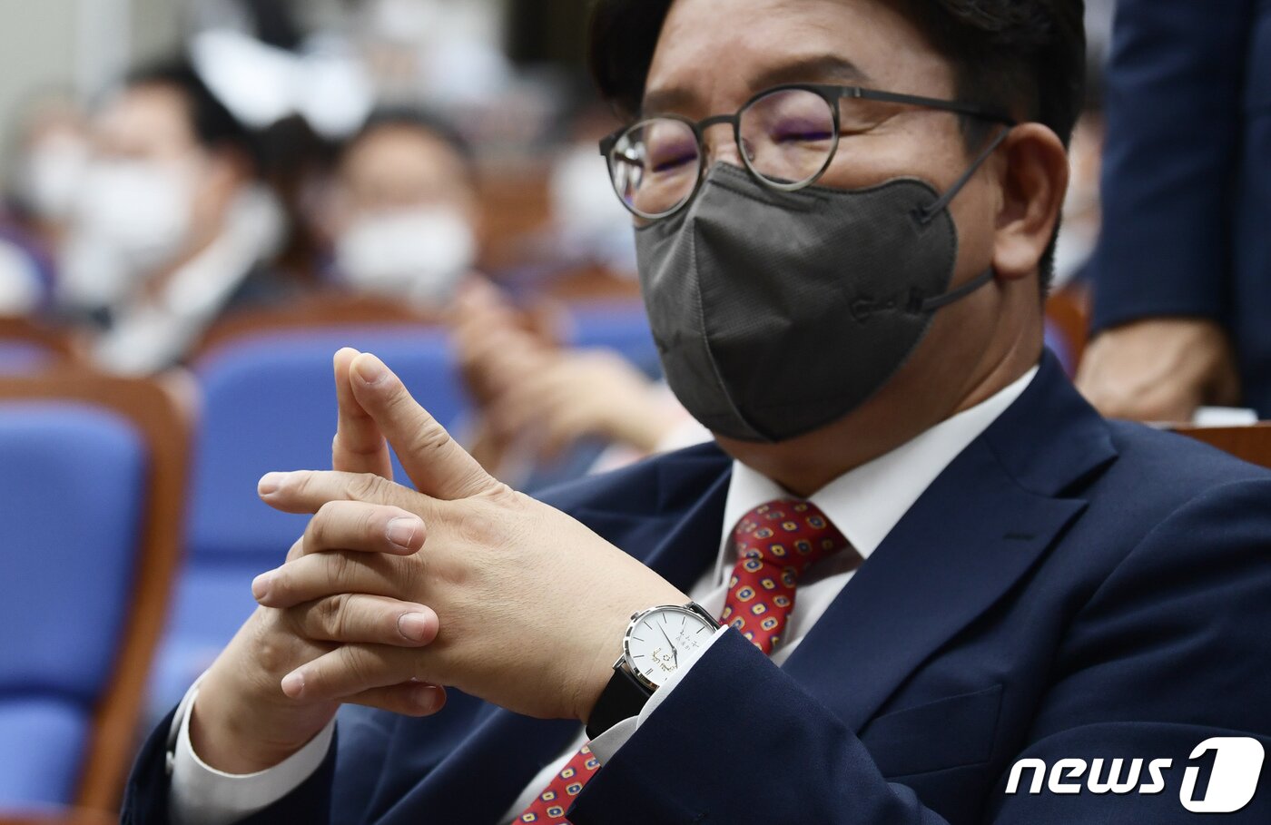 본문 이미지 - 권성동 국민의힘 원내대표가 19일 오전 서울 여의도 국회에서 열린 신임 원내대표 선출을 위한 의원총회에서 후보들의 정견발표를 듣고 있다. 권 원내대표의 손목에 찬 윤석열 대통령 기념 시계가 눈에 띈다. (공동취재) 2022.9.19/뉴스1 ⓒ News1 유승관 기자