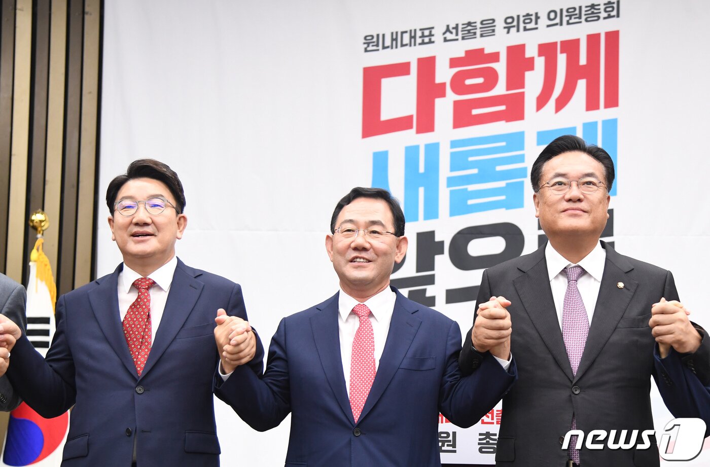 본문 이미지 - 국민의힘 신임 원내대표로 선출된 주호영 의원(가운데)이 19일 오전 서울 여의도 국회에서 열린 신임 원내대표 선출을 위한 의원총회에서 정진석 비대위원장(오른쪽), 권성동 원내대표 등 지도부와 기념 촬영을 하고 있다. (공동취재) 2022.9.19/뉴스1 ⓒ News1 유승관 기자