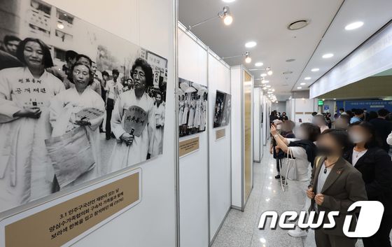 19일 서울 여의도 국회의원회관에서 열린 ‘이희호 여사 탄생 100주년 기념식 및 사진전’에서 참석자들이 전시를 둘러보고 있다. (공동취재) 2022.9.19/뉴스1 © News1 허경 기자