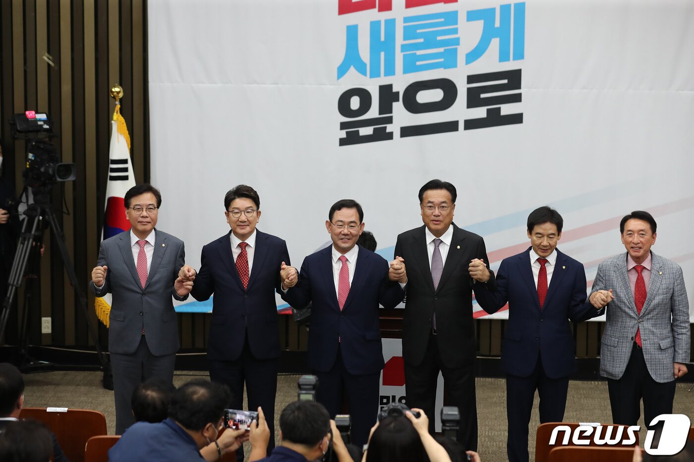 본문 이미지 - 지난 9월19일 서울 여의도 국회에서 열린 2022 국민의힘 원내대표 선출을 위한 의원총회에서 선출된 주호영 신임 원내대표와 당 지도부가 기념 촬영을 하고 있다. 왼쪽부터 송언석 원내수석부대표, 권성동 의원, 주호영 신임 원내대표, 정진석 비상대책위원장, 이용호 후보, 김석기 사무총장. (공동취재)/뉴스1 ⓒ News1 유승관 기자