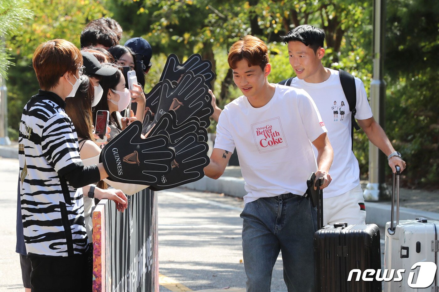 본문 이미지 - 대한민국 축구대표팀 김진수와 손준호가 19일 오후 경기 파주 국가대표 트레이닝센터(NFC)에 입소하며 팬들과 하이파이브를 하고 있다. 022.9.19/뉴스1 ⓒ News1 이광호 기자