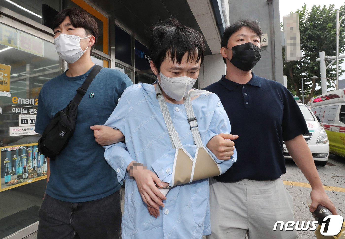 본문 이미지 - 신당역 살인사건 가해자 전주환이 2022년 9월 15일 오후 서울 광진구의 한 병원에서 치료를 마치고 호송되고 있다. 서울 지하철 2호선 ‘신당역 스토킹 살인’ 사건 피의자 전주환&#40;31·구속&#41;의 신상정보가 공개됐다. 서울경찰청은 19일 오후 특정강력범죄 피의자 신상정보 공개 심의위원회를 열어 전씨 이름과 사진을 공개하기로 결정했다. &#40;뉴스1 DB&#41;2022.9.19/뉴스1 ⓒ News1 박세연 기자