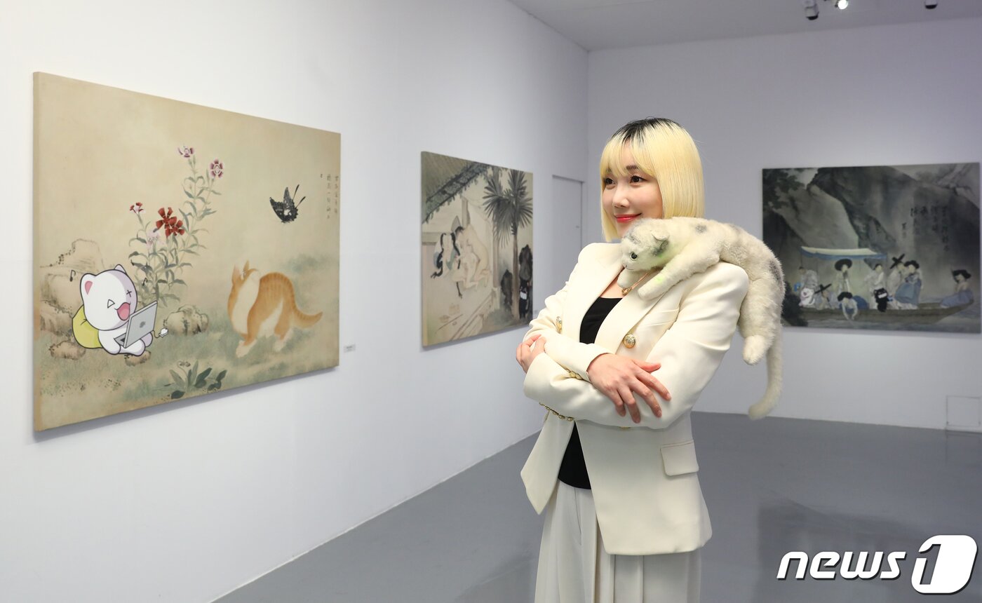 본문 이미지 - 팝 아티스트 낸시랭이 19일 오후 개인전 '버블코코 파고다(Bubble Coco PAGODA)' 전시가 열리고 있는 갤러리 세줄에서 작품을 소개하고 있다. ⓒ News1 권현진 기자