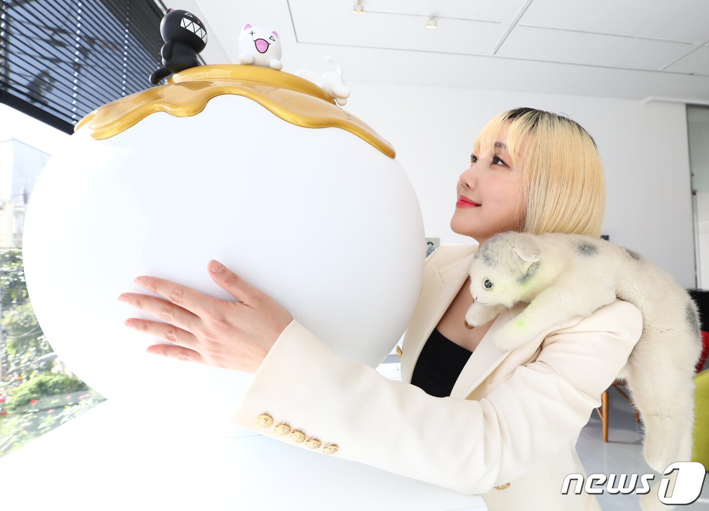 본문 이미지 - 팝 아티스트 낸시랭이 19일 오후 갤러리 세줄에서 ‘코코샤넬’를 팝아트로 캐릭터한 ‘버블코코’의 꿀단지를 바라보고 있다. ⓒ News1 권현진 기자