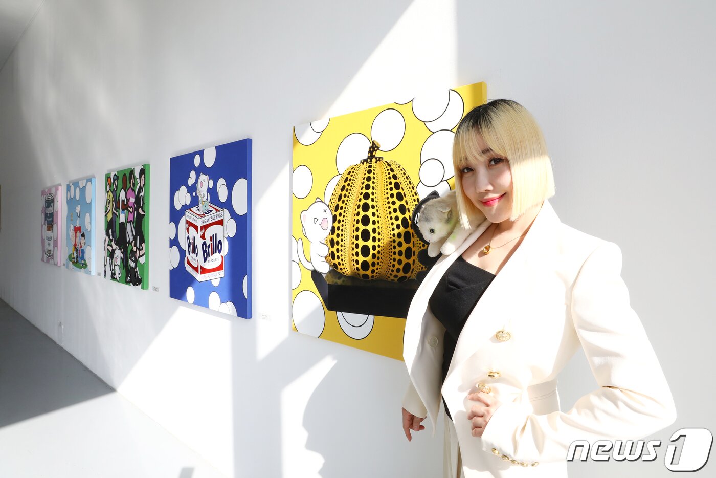 본문 이미지 - 팝 아티스트 낸시랭이 19일 오후 개인전 '버블코코 파고다(Bubble Coco PAGODA)' 전시가 열리고 있는 갤러리 세줄에서 포즈를 취하고 있다. ⓒ News1 권현진 기자