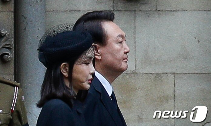 본문 이미지 - 윤석열 대통령과 김건희 여사가 19일 오전(현지시간) 영국 런던 웨스트민스터 사원에서 열린 엘리자베스 2세 여왕 국장에 참석하고 있다. 2022.9.19/뉴스1 ⓒ News1 안은나 기자