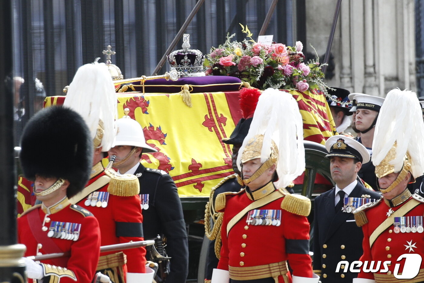 본문 이미지 - 19일 오후(현지시간) 영국 런던 웨스트민스터 사원에서 엘리자베스 2세 여왕 국장을 마치고 관이 총포차에 실려 운구되고 있다. 2022.9.19/뉴스1 ⓒ News1 안은나 기자