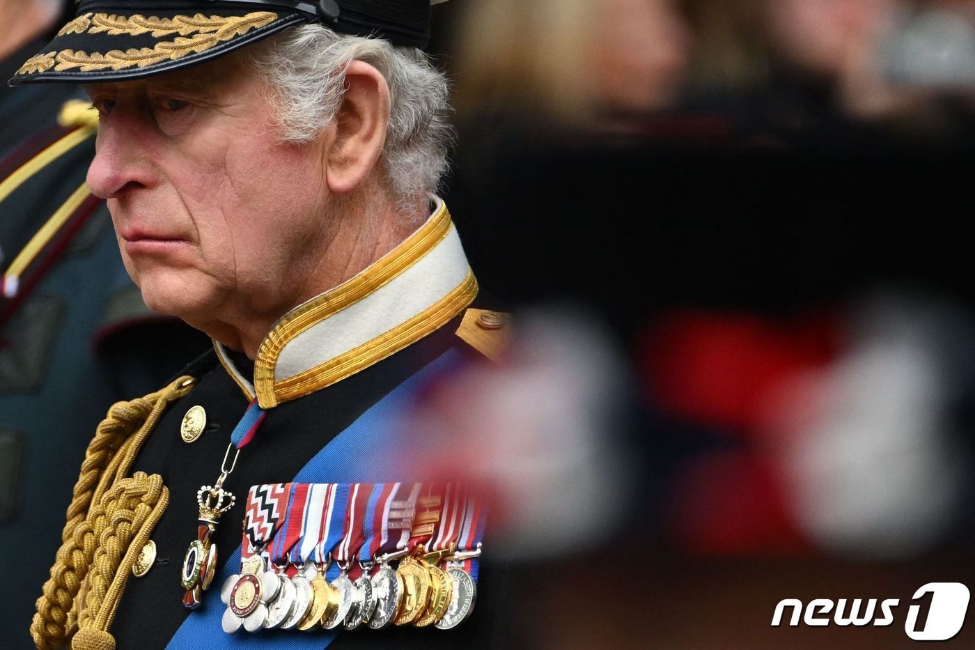 본문 이미지 - 찰스 3세 영국 국왕이 19일(현지시간) 런던 웨스트민스터 사원에서 웰링턴 아치까지 이어지는 운구 행렬을 따르고 있다. 22.09.19 ⓒ AFP=뉴스1 ⓒ News1 김예슬 기자