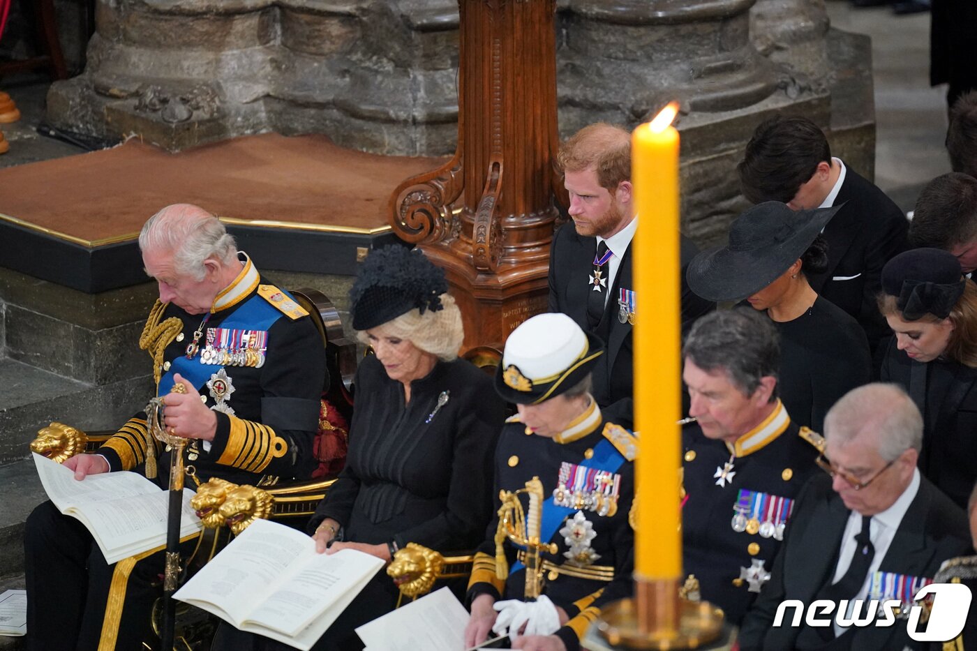 본문 이미지 - 19일 엘리자베스 2세 영국 여왕의 장례식이 열리는 웨스트민스터 사원에 (왼쪽부터) 찰스 3세 국왕과 카밀라 왕비, 앤 공주와 남편 팀 로렌스 해군 중장, 차남 앤드루 왕자가 보인다. 뒤로는 찰스 3세의 차남 해리 왕자와 메건 왕자빈, 앤드루 왕자의 장녀 베아트리스 공주가 보인다. 2022. 9. 19. ⓒ 로이터=뉴스1 ⓒ News1 최서윤 기자