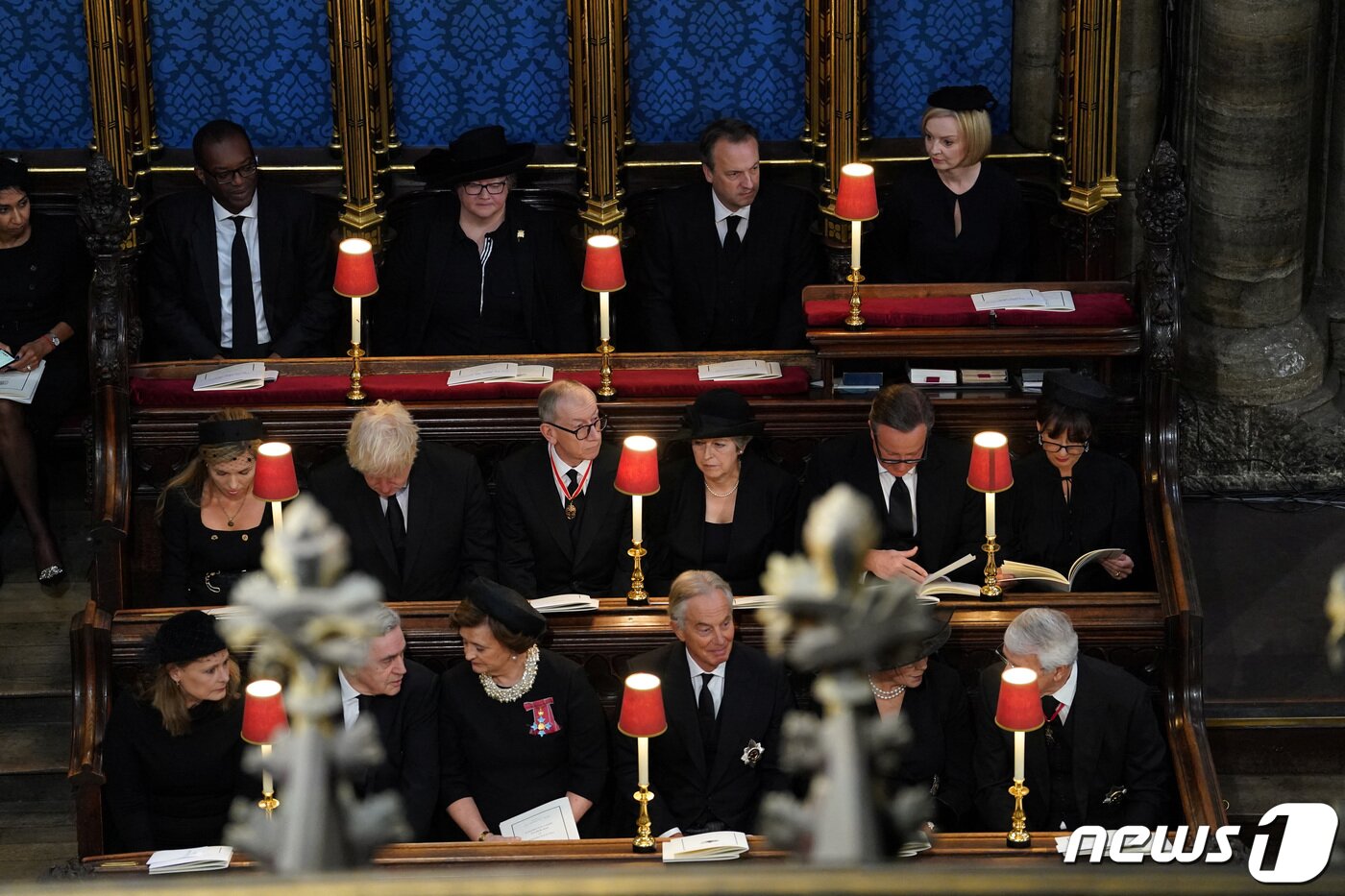본문 이미지 - 리즈 트러스 영국 총리(윗줄 맨 오른쪽)와 남편 휴 올리어리를 비롯해 영국의 생존 전현직 총리 내외가 19일 웨스트민스터 사원에 착석한 모습. 2022. 9. 19. ⓒ 로이터=뉴스1 ⓒ News1 최서윤 기자
