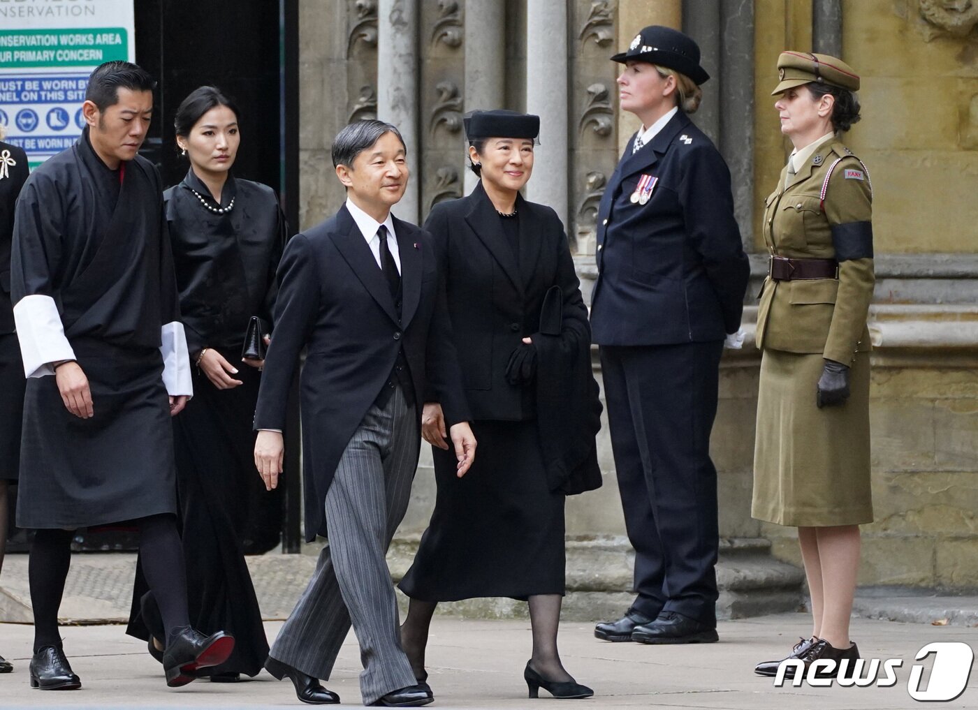 본문 이미지 - 나루히토 일왕과 마사코 왕비가 19일 엘리자베스 2세 장례식에 참석하기 위해 웨스트민스터 사원으로 들어서고 있다. 2022. 9. 19. ⓒ 로이터=뉴스1 ⓒ News1 최서윤 기자