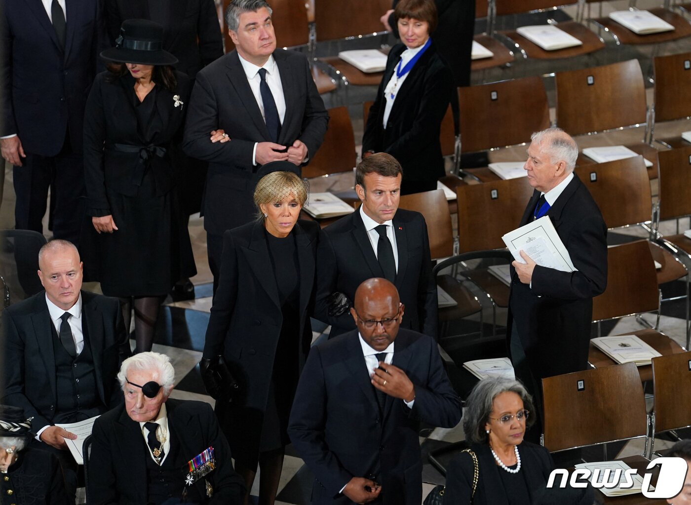 본문 이미지 - 에마뉘엘 마크롱 프랑스 대통령과 부인 브리짓 마크롱 여사가 19일 웨스트민스터 사원으로 들어서고 있다. 2022. 9. 19. ⓒ 로이터=뉴스1 ⓒ News1 국제부 공용 기자