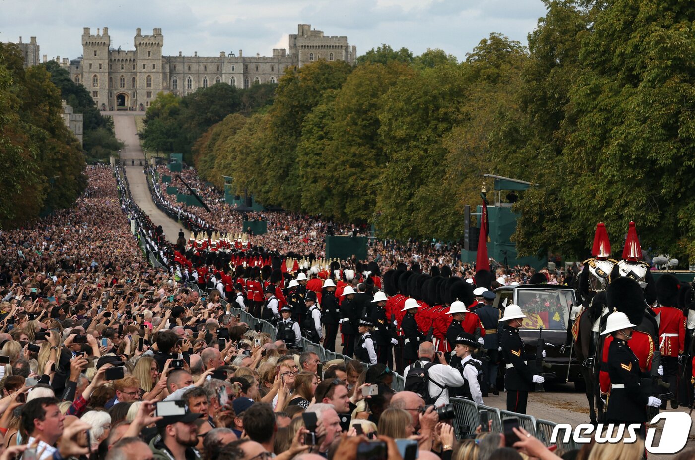 본문 이미지 - 19일(현지시간) 영국 윈저에서 엘리자베스 2세 여왕의 운구 행렬이 윈저성 앞 롱워크를 따라 이동하고 있다. ⓒ 로이터=뉴스1 ⓒ News1 김민수 기자
