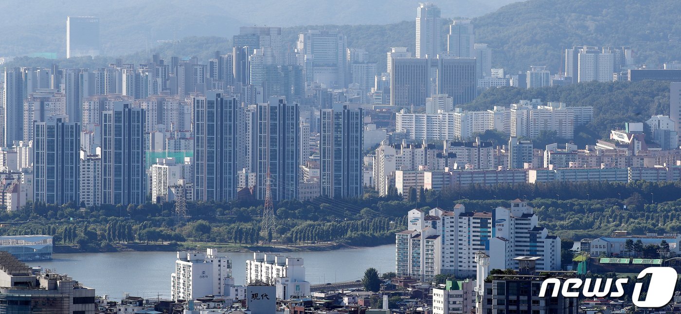 본문 이미지 - 서울 남산에서 바라본 서울 시내 아파트와 주택가 모습. 2022.9.2/뉴스1 ⓒ News1 박지혜 기자
