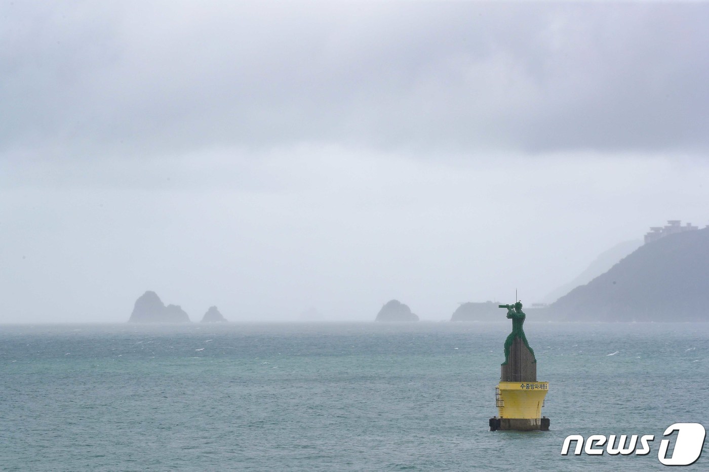 (부산=뉴스1) 김영훈 기자 = 제11호 태풍 '힌남노'가 북상하는 가운데 2일 부산 해운대구 해운대해수욕장에서 본 오륙도 상공에 먹구름이 끼어있다. 2022.9.1/뉴스