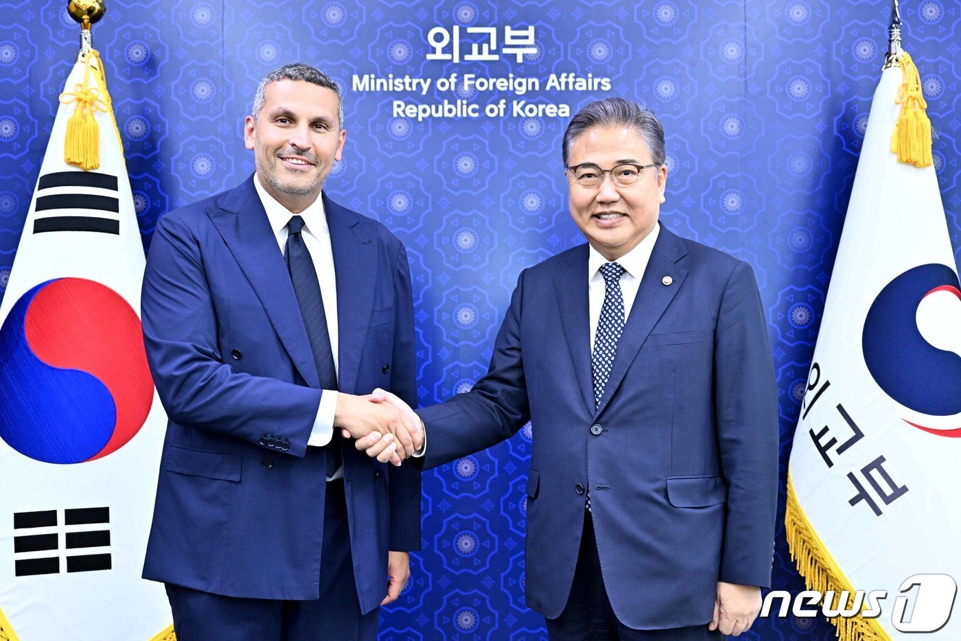 본문 이미지 - 박진 외교부 장관, 칼둔 칼리파 알 무바락 아부다비 행정청장. (외교부 제공)/뉴스1