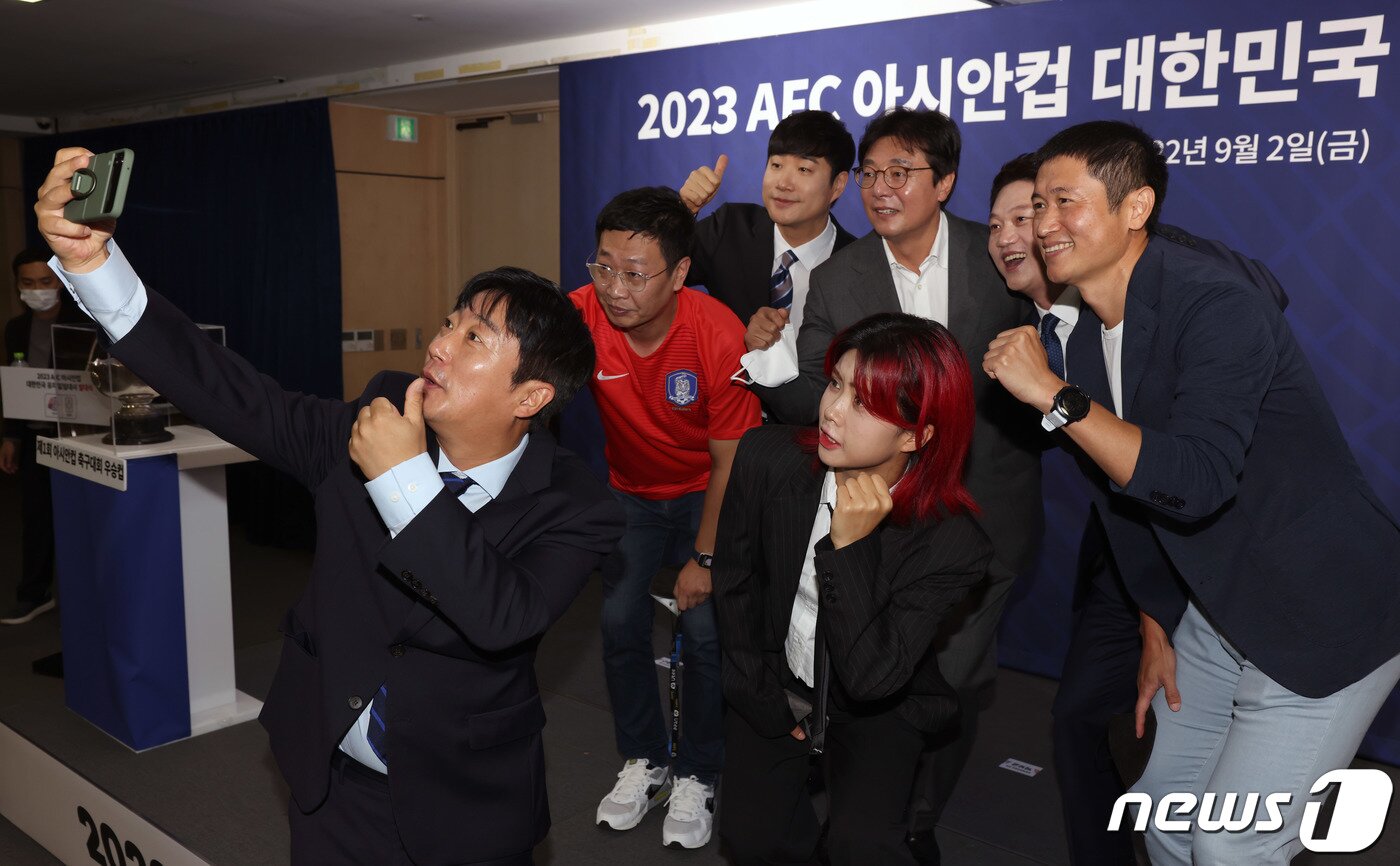 본문 이미지 - 2일 서울 종로구 대한축구협회 축구회관에서 열린 2023 AFC 아시안컵 알림대사 발대식에서 박보균 문화체육관광부 장관과 알림대사들이 기념촬영을 하고 있다.  (문화체육관광부 제공) 2022.9.2/뉴스1