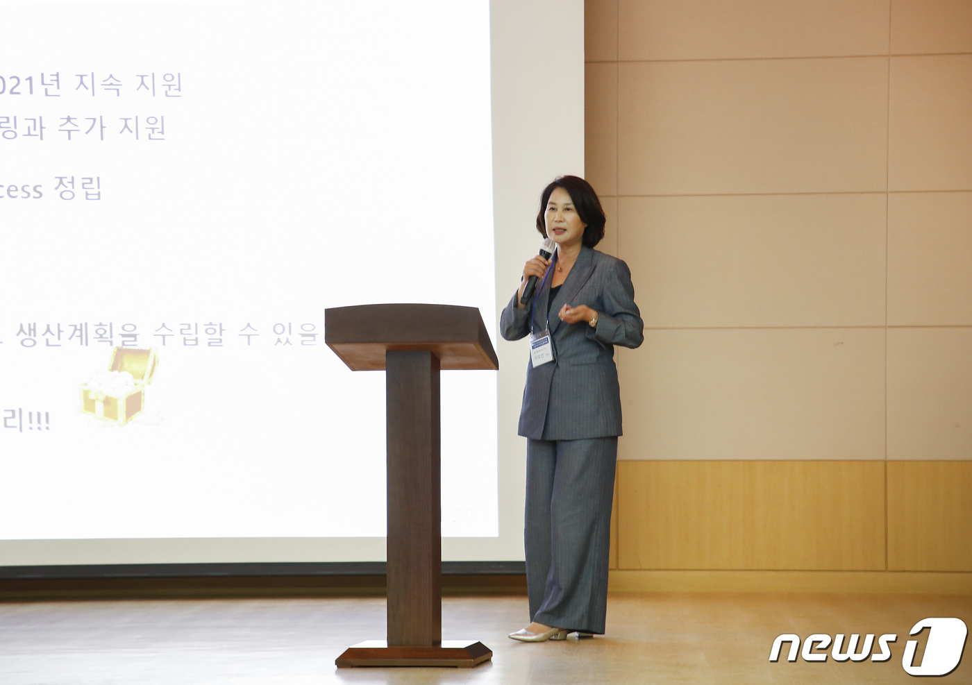 (서울=뉴스1) = 스마트공장 구축 우수 사례로 선정된 도금업체 '동아플레이팅'의 이오선 대표가 2일 삼성전자 광주캠퍼스에서 열린 ‘상생형 스마트공장 킥오프 행사’에서 성과를 발표 …