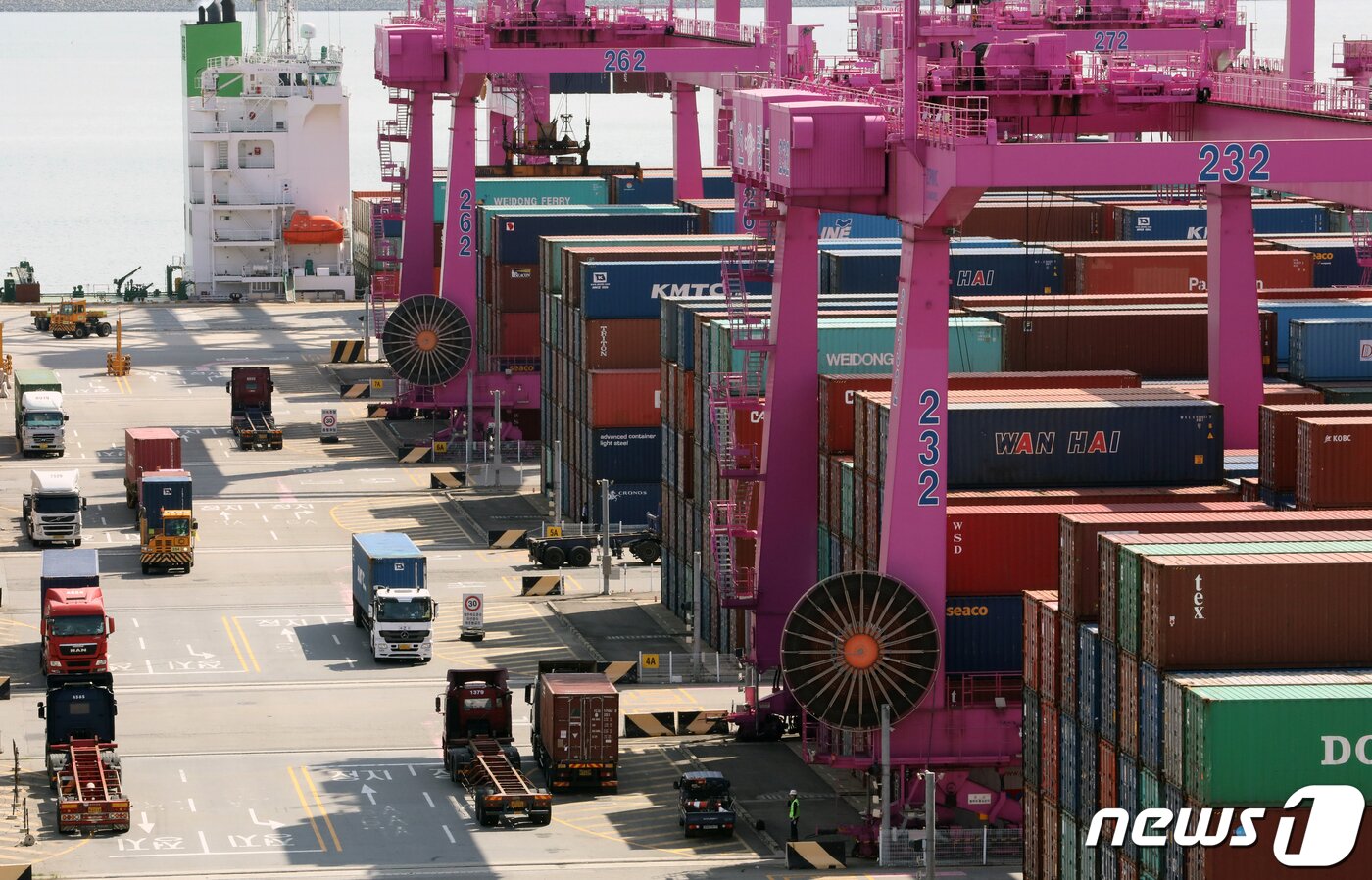 본문 이미지 - 2일 인천 연수구 인천신항에서 컨테이너 선적 작업이 진행되고 있다. 지난 1일 산업통상자원부에 따르면 8월 무역수지는 94억7000만달러 적자로 집계됐다. 2022.9.2/뉴스1 ⓒ News1 정진욱 기자