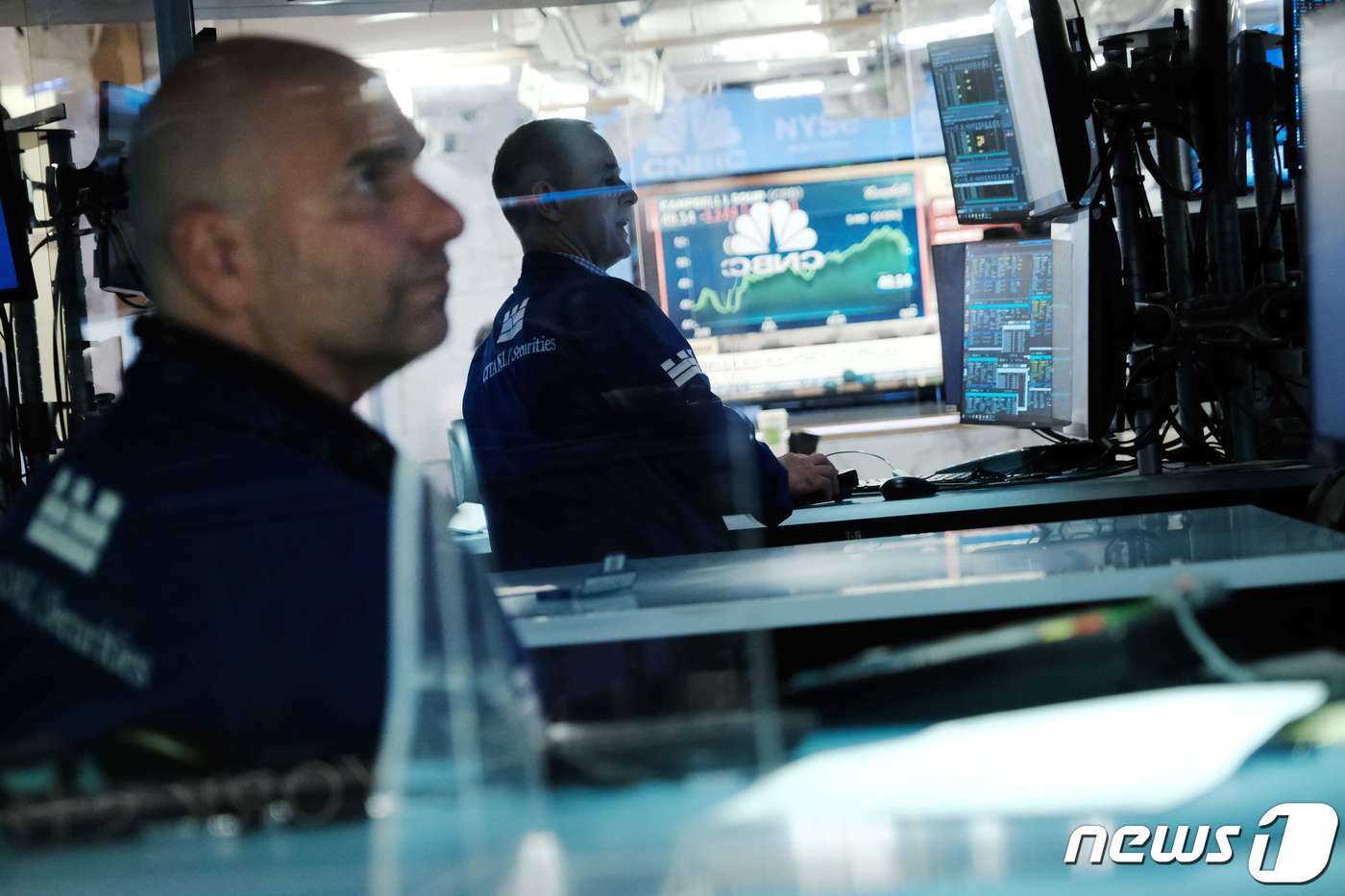 본문 이미지 -  뉴욕증시의 트레이더가 심각한 표정으로 모니터를 보고 있다.  ⓒ AFP=뉴스1
