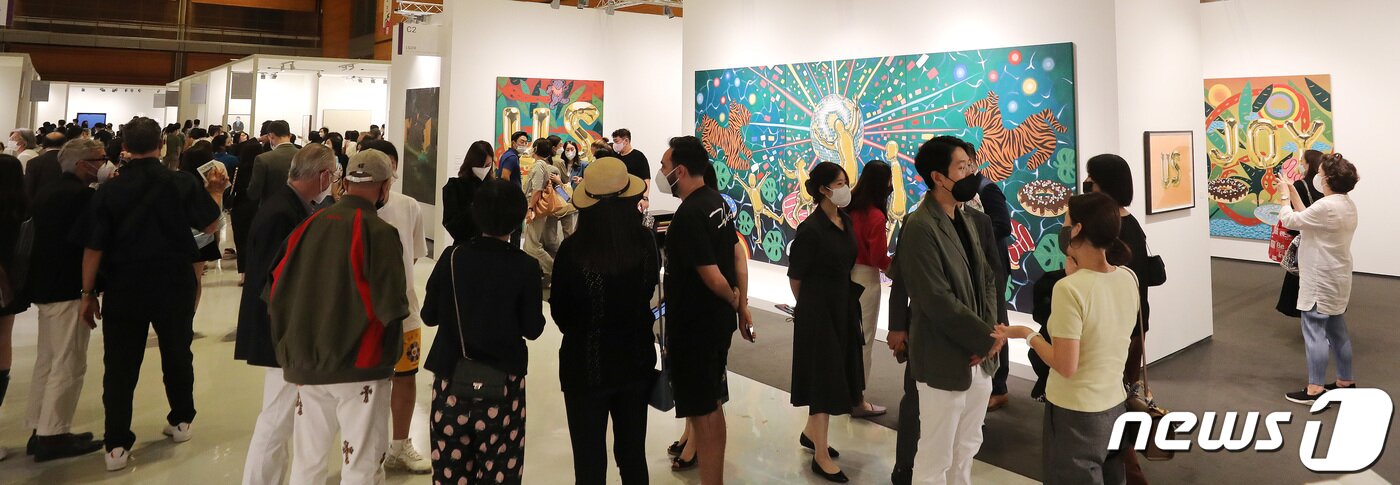 본문 이미지 - 2일 오후 서울 코엑스에서 열린 '프리즈 서울'에서 관람객들이 작품들을 둘러보고 있다. 2022.9.2/뉴스1 ⓒ News1 박지혜 기자