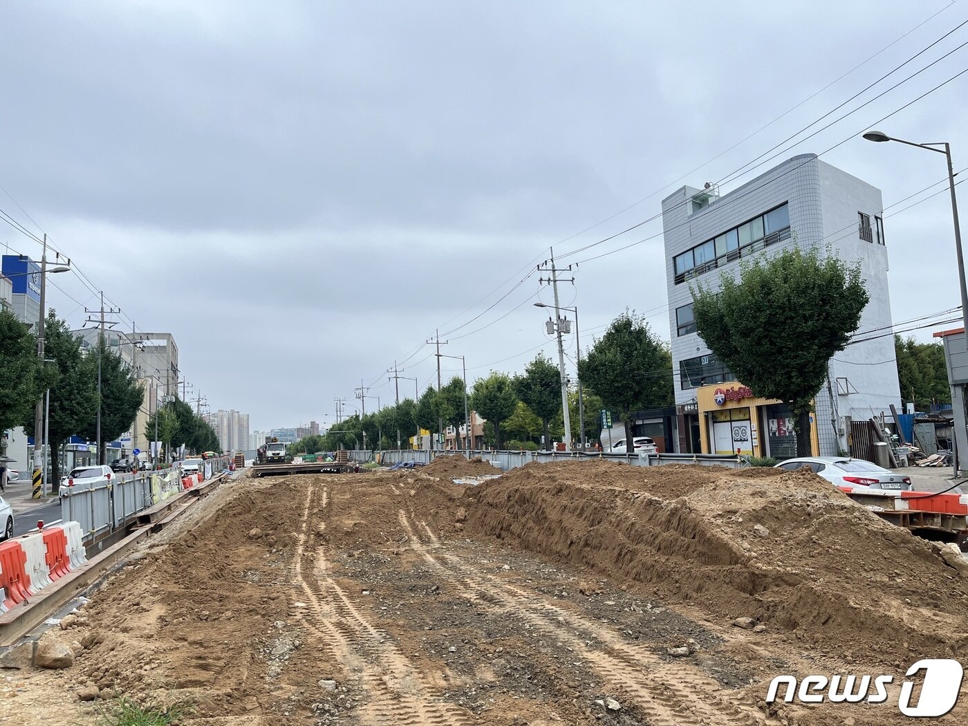 본문 이미지 - 1일 오후 광주 동구 지산동 광주지방법원 인근에서 도시철도 2호선 공사가 진행되고 있다. 사진은 공사 현장에 흙이 쌓여있는 모습 2022.9.2/뉴스1