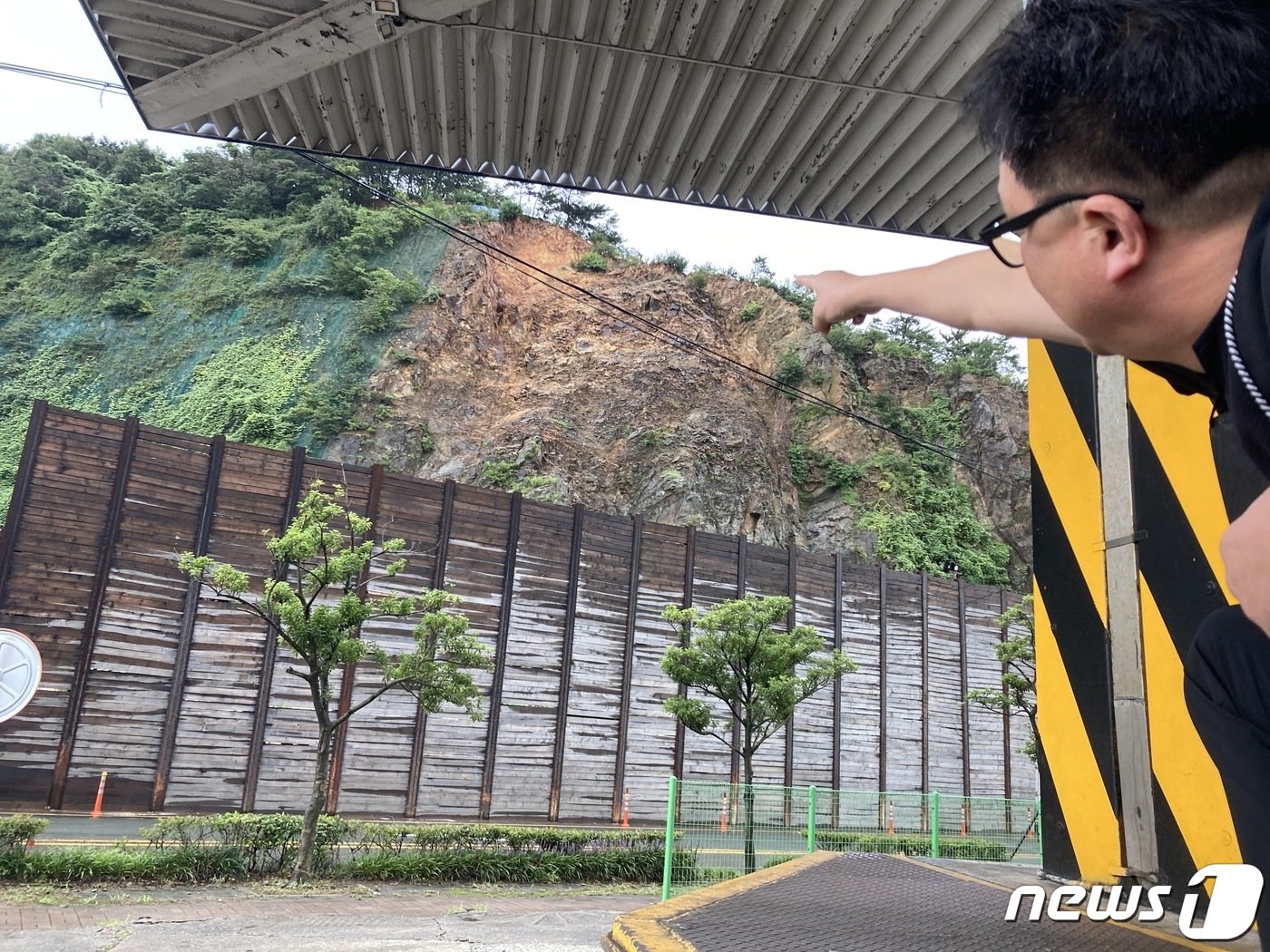 2일 오후 냉동창고 한 직원이 지난해 붕괴사고가 난 부산 서구 암남동 급경사지 를 가리키고 있다.2022.9.2/뉴스1 백창훈 기자