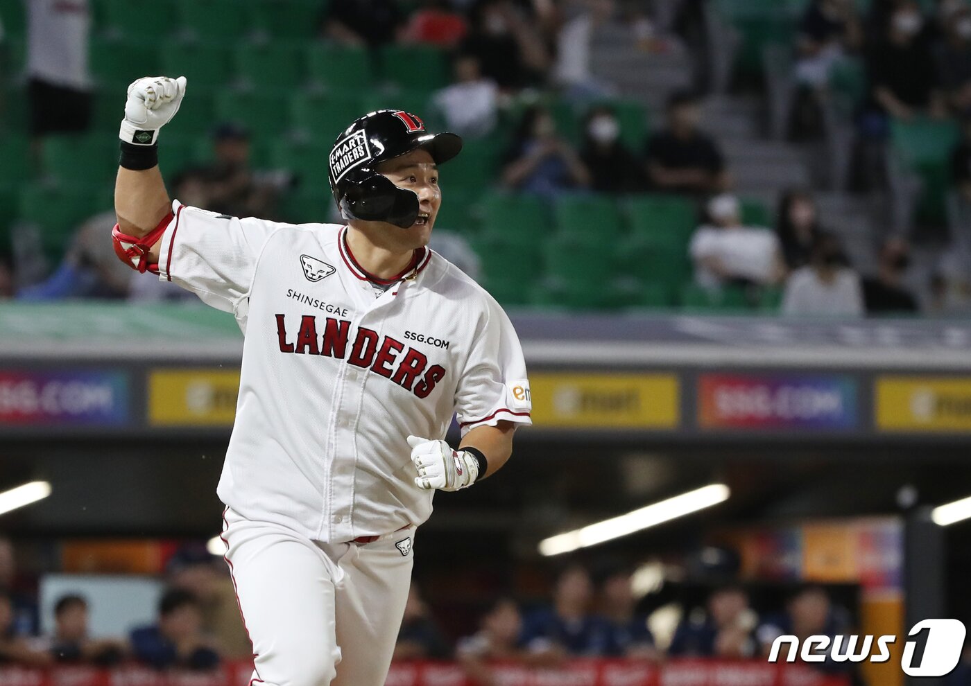 본문 이미지 - SSG 랜더스 시절의 최주환. 뉴스1 DB ⓒ News1 송원영 기자