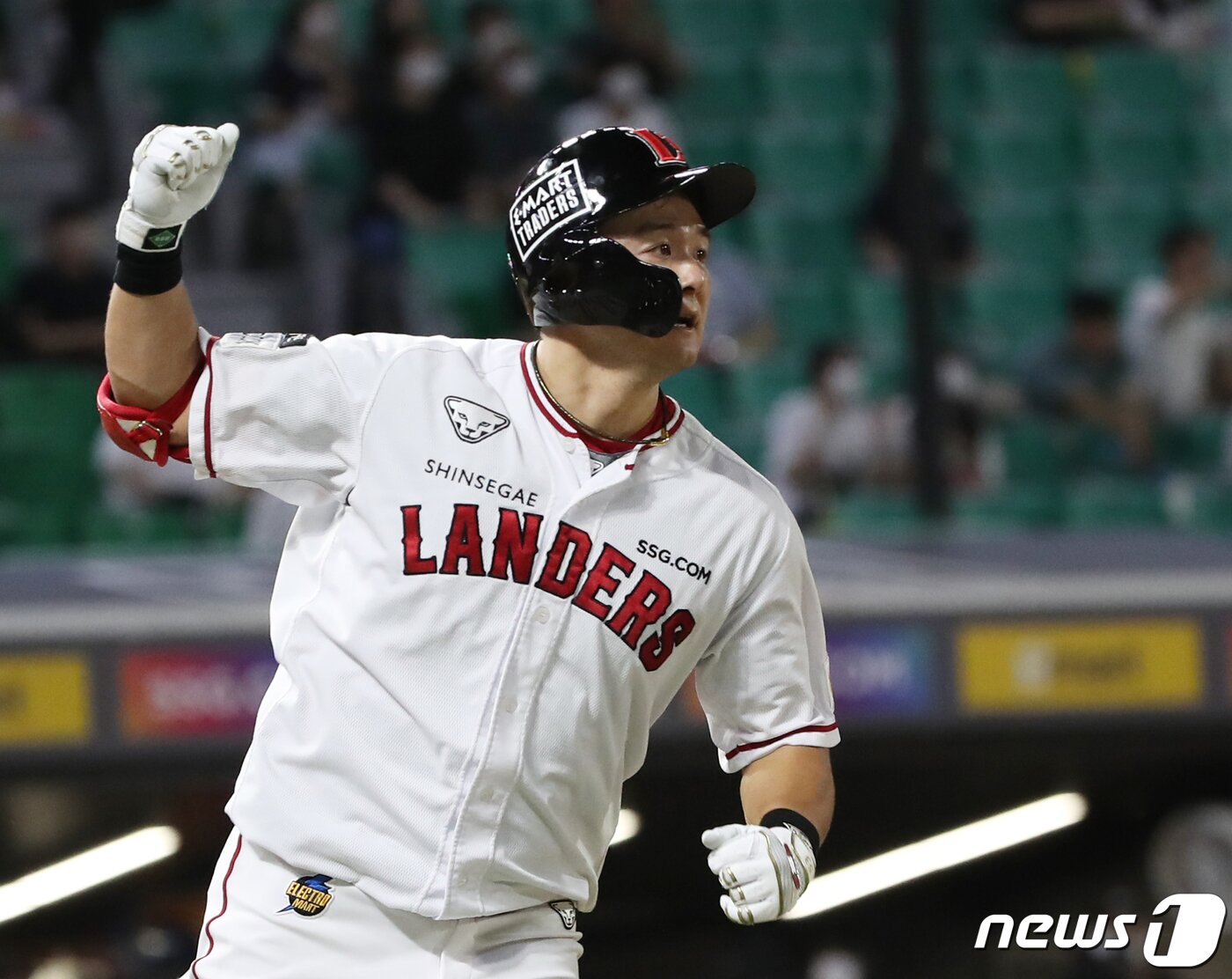 본문 이미지 - 2일 오후 인천시 미추홀구 SSG 랜더스필드에서 열린 프로야구 '2022 신한은행 SOL KBO리그' NC다이노스와 SSG랜더스의 경기, 7회말 1사 1,2루 상황에서 SSG 최주환이 우익수 뒤 3점 홈런을 치고 홈으로 향하고 있다. 2022.9.2/뉴스 ⓒ News1 송원영 기자