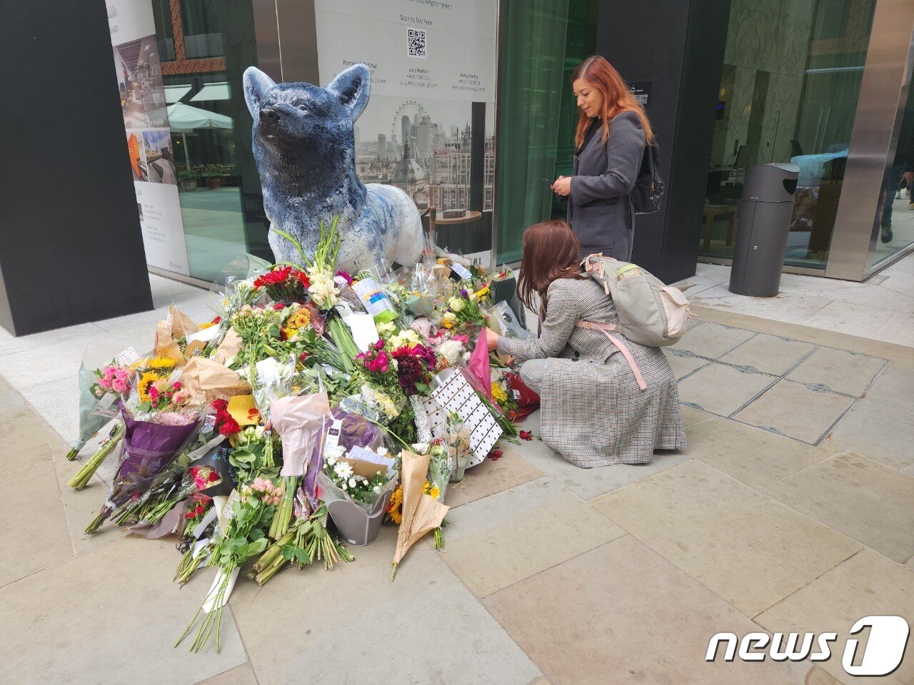 본문 이미지 - 런던에 9년째 거주 중인 모니카(39)와  일라나(39). 이들은 엘리자베스 2세 여왕에게 헌화하며  편지에 '당신은 많은 가르침으로 모범을 보여줬고 우리는 그 가르침을 항상 마음속에 떠올리며 살아갈 것이다. 당신을 많이 그리워할 것'이라고 적었다.2022.09.20/정윤영 기자