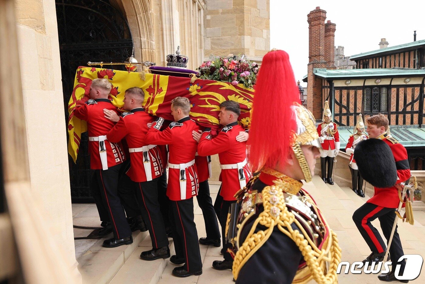 본문 이미지 - 19일(현지시간) 영국 윈저성 내 성 조지 예배당으로 엘리자베스 2세 여왕의 관이 이동하고 있다. 2022.09.19/뉴스1 ⓒ AFP=뉴스1 ⓒ News1 김민수 기자