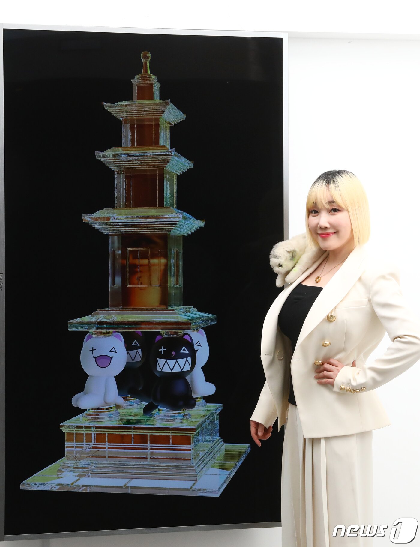 본문 이미지 - 팝 아티스트 낸시랭이 19일 오후 갤러리 세줄에서 자신이 작업한 국보 화엄사 사사자삼층석탑 3D미디어아트 영상 앞에서 포즈를 취하고 있다. ⓒ News1 권현진 기자