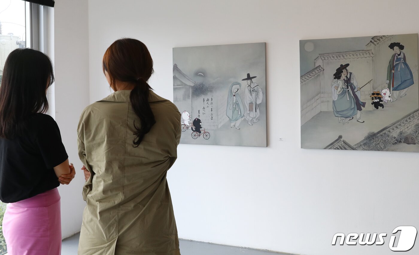 본문 이미지 - 19일 오후 낸시랭의 '버블코코 파고다(Bubble Coco PAGODA)'를 찾은 관객들이 작품을 관람하고 있다. ⓒ News1 권현진 기자
