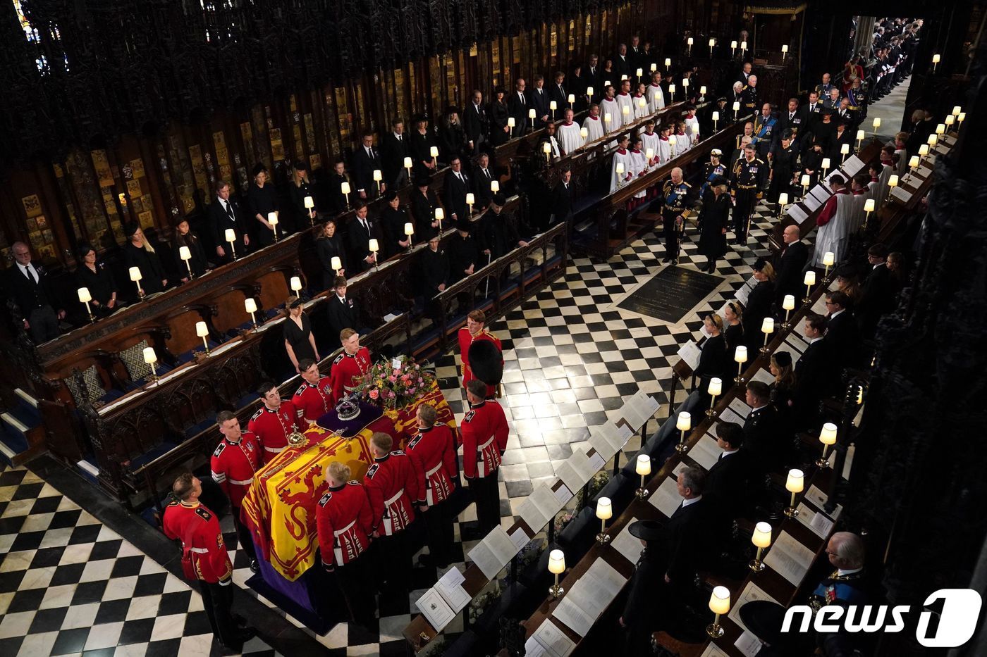 본문 이미지 - 19일(현지시간) 런던 웨스트민스터 사원에서 장례식을 마치고 안장될 영국 윈저성의 세인트 조지 교회에 엘리자베스 2세 여왕의 관이 도착을 하고 있다. ⓒ AFP=뉴스1 ⓒ News1 우동명 기자