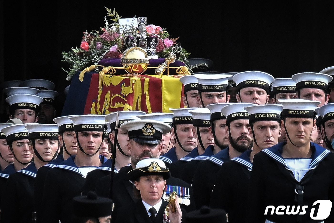 (런던 AFP=뉴스1) 우동명 기자 = 19일(현지시간) 영국 해군 병사들이 런던 웨스터민스터 사원에서 장례식을 마친 엘리자베스 2세 여왕의 관을 웰링턴 아치로 운구하고 있다.ⓒ …