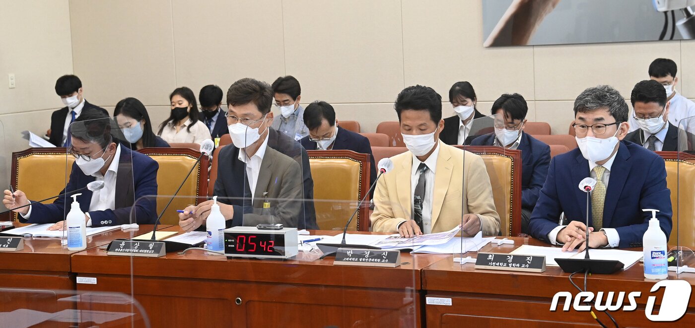 본문 이미지 - 20일 서울 여의도 국회 과학기술정보방송통신위원회에서 열린 정보통신망 이용료 지급관련 전기통신사업법 개정안 심사를 위한 공청회에서 최경진 가천대 법학과 교수(오른쪽)가 발언하고 있다. 오른쪽부터 최 교수, 박경신 고려대 법학전문대학원 교수, 윤상필 한국통신사업자연합회 대외협력실장, 최성진 코리아스타트업포럼 대표. (공동취재) 2022.9.20/뉴스1 ⓒ News1 유승관 기자