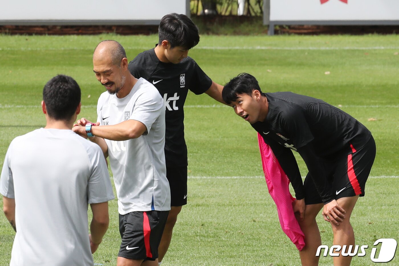 본문 이미지 - 대한민국 축구대표팀 이강인이 20일 오전 경기 파주 국가대표 트레이닝센터(NFC)에서 손흥민에게 미니게임을 위한 훈련 조끼를 건네고 있다. 파울루 벤투 감독이 이끄는 대한민국 축구대표팀은 오는 23일 고양종합운동장에서 코스타리카와 맞대결을 펼친 뒤, 27일 서울월드컵경기장에서 카메룬을 상대한다. 2022.9.20/뉴스1 ⓒ News1 이광호 기자