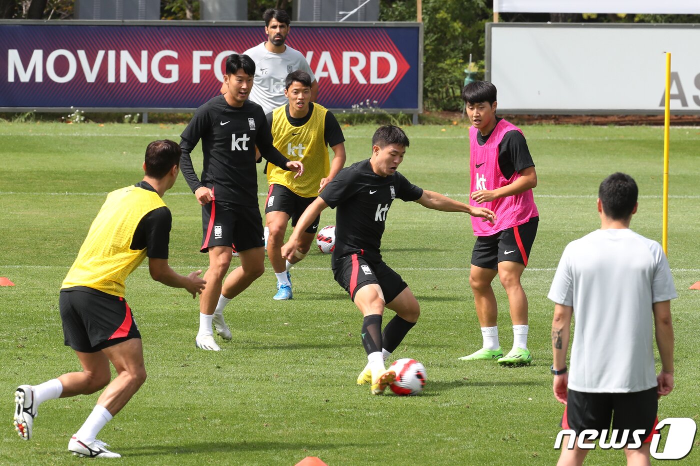 본문 이미지 - 대한민국 축구대표팀 손흥민과 이강인, 황희찬, 권창훈 등이 20일 오전 경기 파주 국가대표 트레이닝센터(NFC)에서 훈련을 하고 있다. 파울루 벤투 감독이 이끄는 대한민국 축구대표팀은 오는 23일 고양종합운동장에서 코스타리카와 맞대결을 펼친 뒤, 27일 서울월드컵경기장에서 카메룬을 상대한다. 2022.9.20/뉴스1 ⓒ News1 이광호 기자