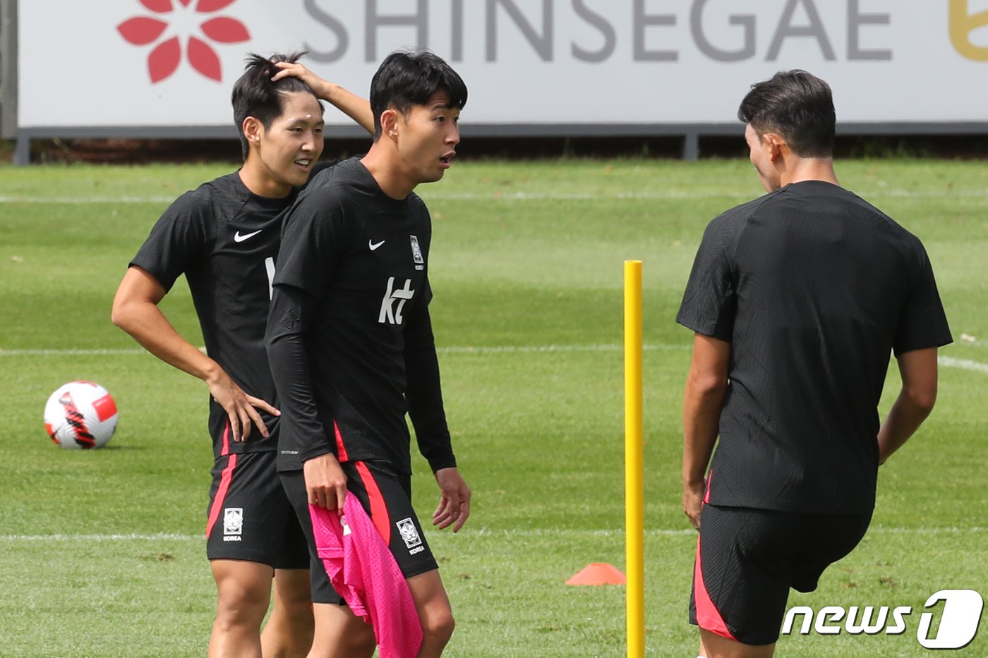 대한민국 축구대표팀 손흥민과 이강인 등이 20일 오전 경기 파주 국가대표 트레이닝센터&#40;NFC&#41;에서 훈련을 하고 있다. 파울루 벤투 감독이 이끄는 대한민국 축구대표팀은 오는 23일 고양종합운동장에서 코스타리카와 맞대결을 펼친 뒤, 27일 서울월드컵경기장에서 카메룬을 상대한다. 2022.9.20/뉴스1 ⓒ News1 이광호 기자