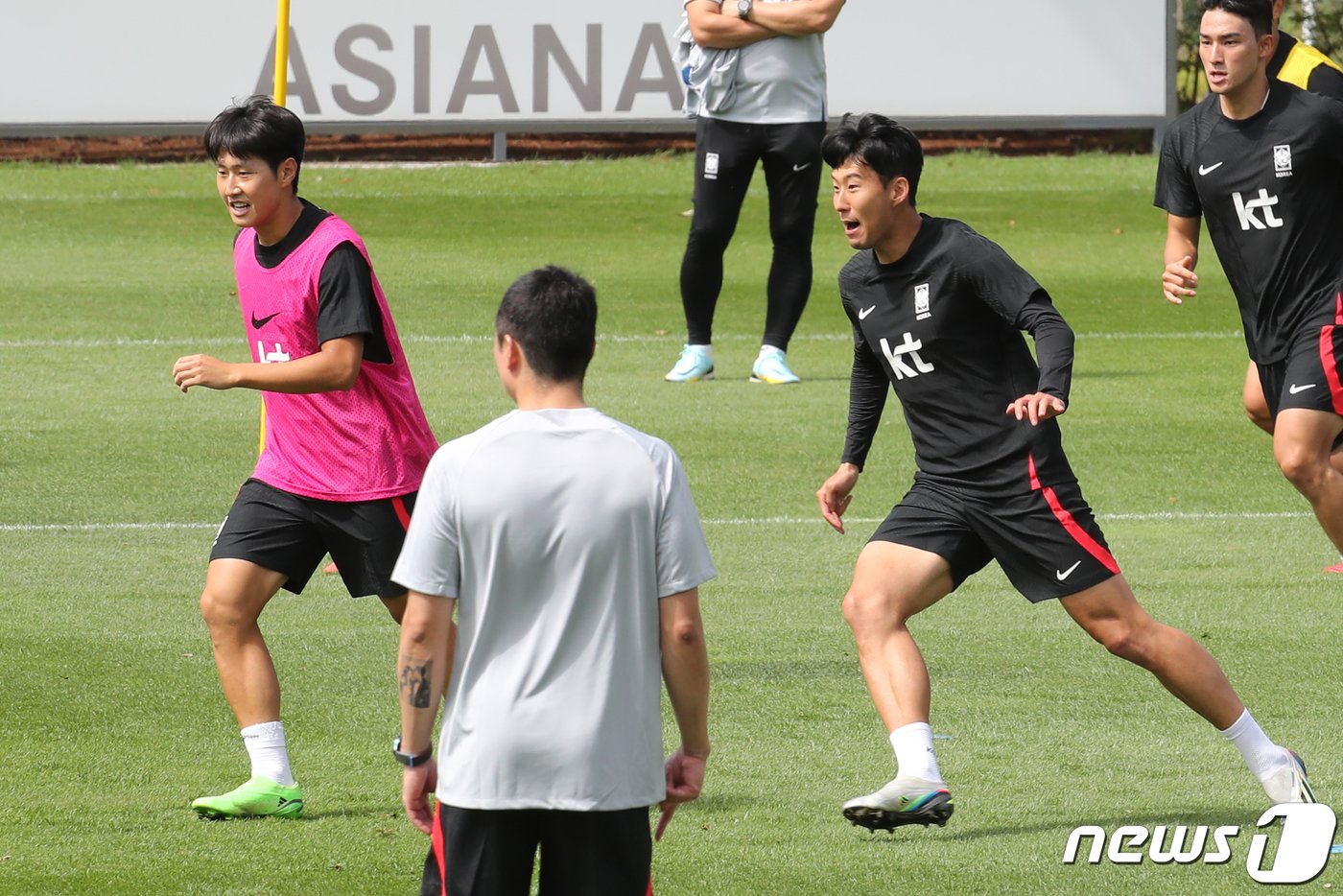 대한민국 축구대표팀 손흥민과 이강인이 20일 오전 경기 파주 국가대표 트레이닝센터&#40;NFC&#41;에서 훈련을 하고 있다. 파울루 벤투 감독이 이끄는 대한민국 축구대표팀은 오는 23일 고양종합운동장에서 코스타리카와 맞대결을 펼친 뒤, 27일 서울월드컵경기장에서 카메룬을 상대한다. 2022.9.20/뉴스1 ⓒ News1 이광호 기자