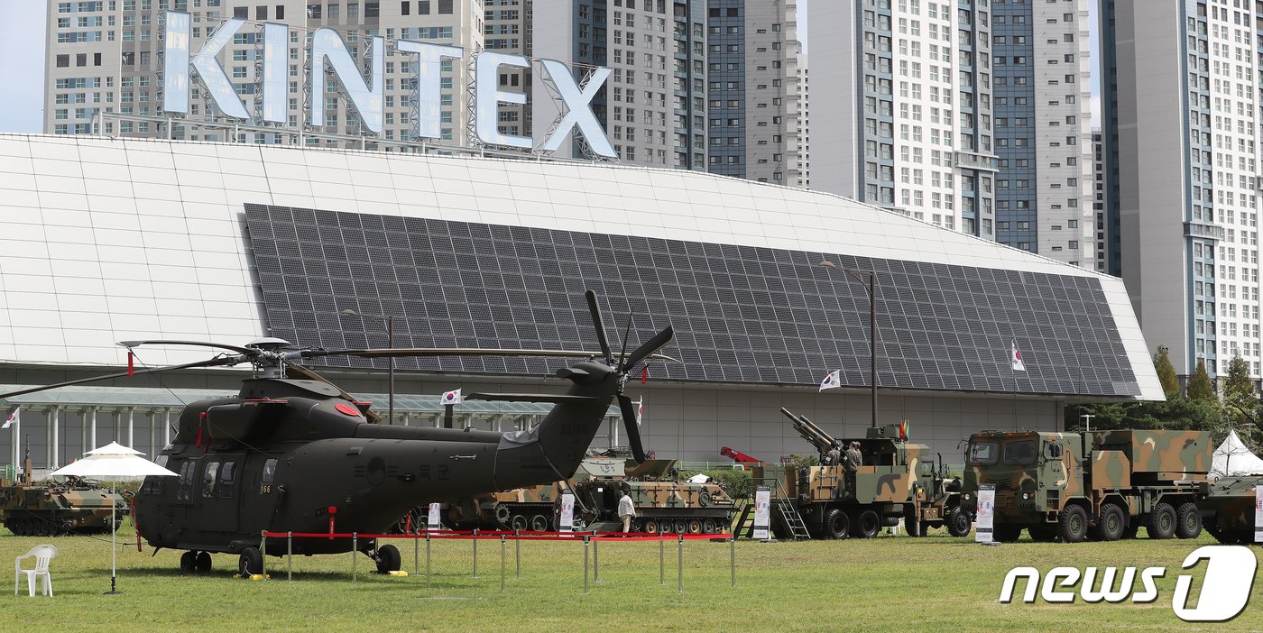 본문 이미지 - 9월20일 경기도 고양시 일산 킨텍스 야외 전시장에 대한민국 방위산업전 2022(Defense & Security Expo Korea 2022)을 위한 육군의 첨단 전차와 장갑차, 수리온 헬기가 전시되어 있다. 올해 5회째를 맞이한 대한민국 방위산업전은 아시아 최고의 국방 및 방산 네트워킹 플랫폼이자 지상무기 전문 방위산업전시회로 오는 25일까지 열린다. 2022.9.20/뉴스1 ⓒ News1 김진환 기자